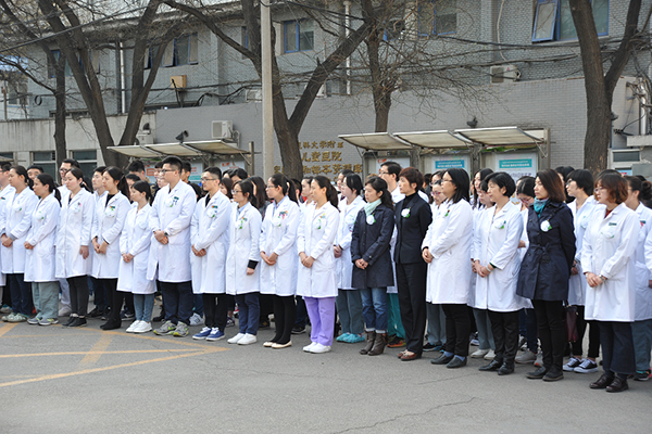 北京儿童医院团委组织清明节缅怀诸福棠老院长