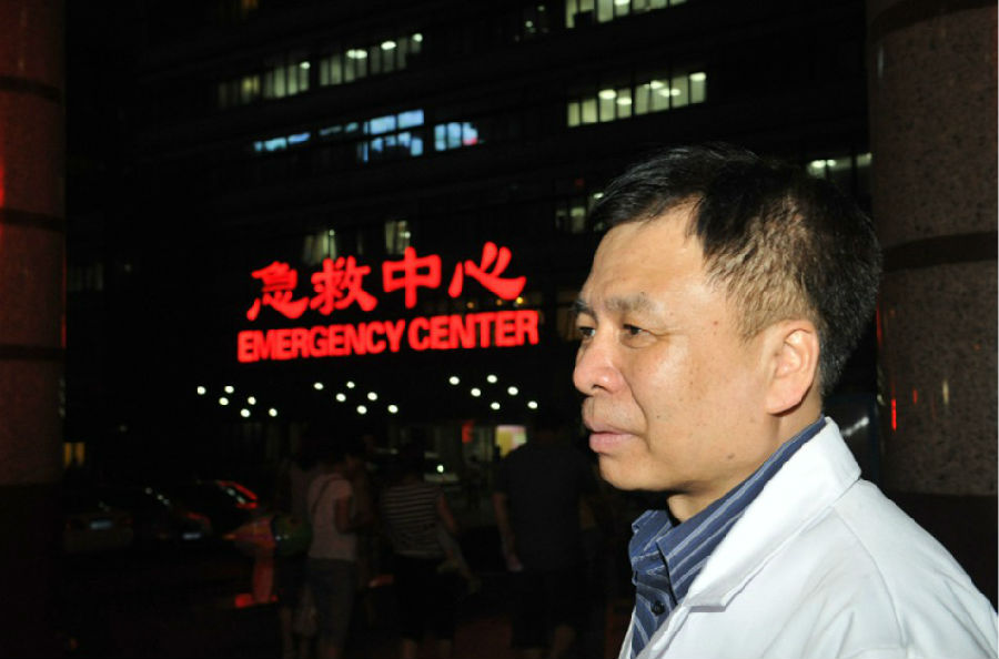 贾立群主任承诺对急诊患儿24小时随叫随到，最多一晚他被叫起来十九次
