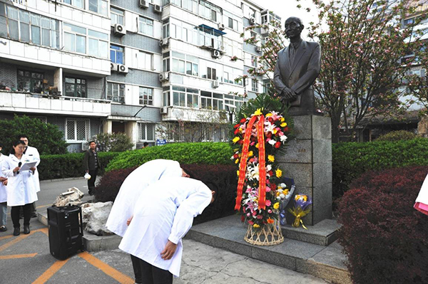 北京儿童医院团委组织清明节缅怀诸福棠老院长