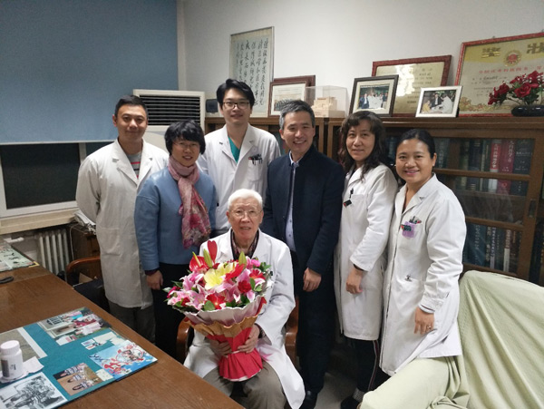 北京儿童医院领导为潘少川教授庆祝生日