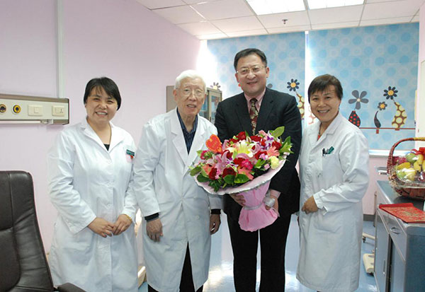 院领导为潘少川教授庆祝92岁生日